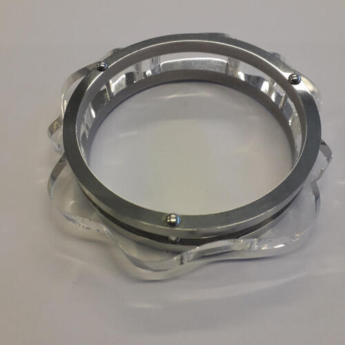 Armband van aluminium en gegolfd perspex