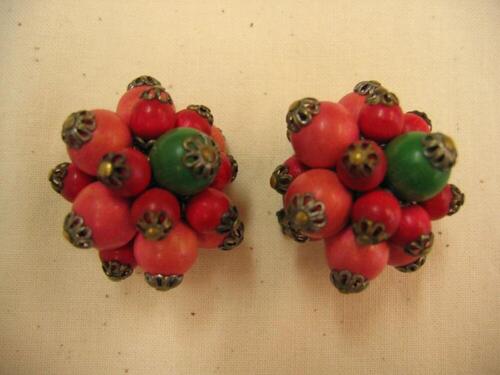 Oorbellen in roze en groene houten parels met koperkleurige versiering