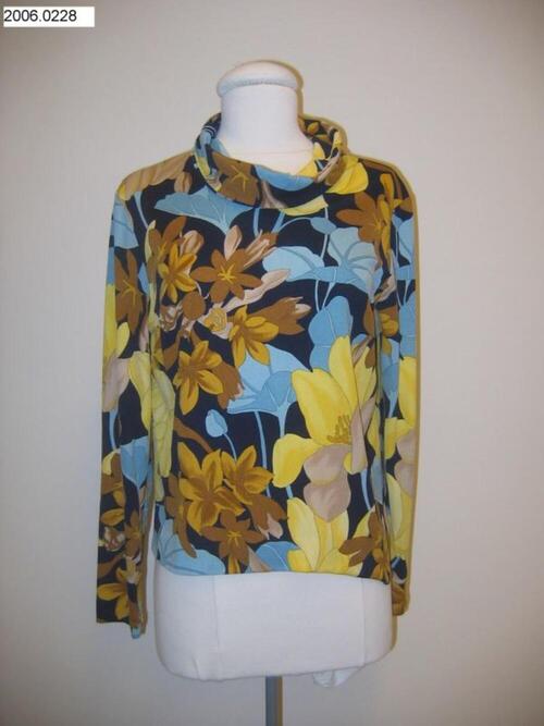 Trui in blauw tricot met rokraag en bedrukking van gekleurde bloemen