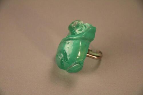 Ring in groen plastic in vorm van roos