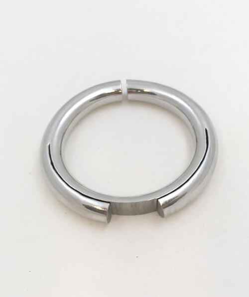 Armband met uitsnijdingen