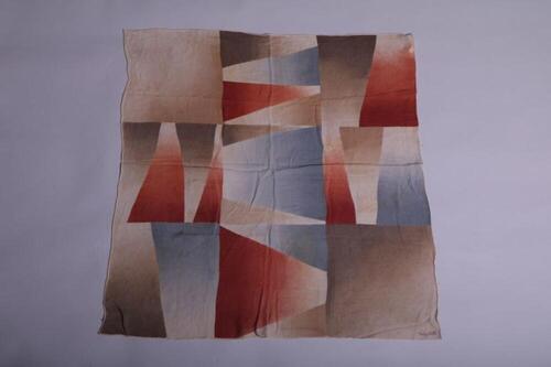 Vierkante sjaal in crêpe met geometrische figuren in bruine en grijze tinten