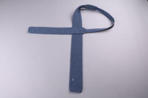 Stropdas in blauwe wollen tricot