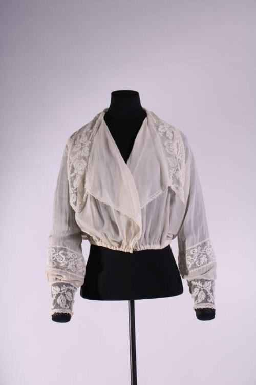 Blouse in ecru katoen versierd met florale motieven in kant