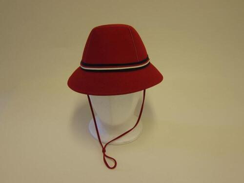 Hoed in rood vilt met blauwe, witte en rode bies