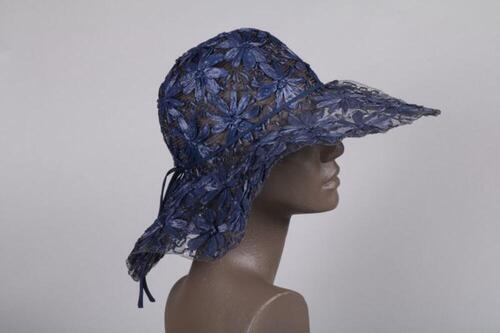 Hoed in donkerblauwe nylon met bloemen in raffia