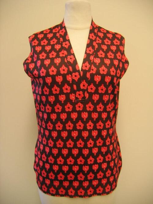 Mouwloze blouse in bruin tricot met rode bloemen