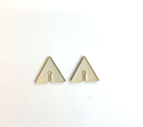 Broche driehoekig met uitsnijding
