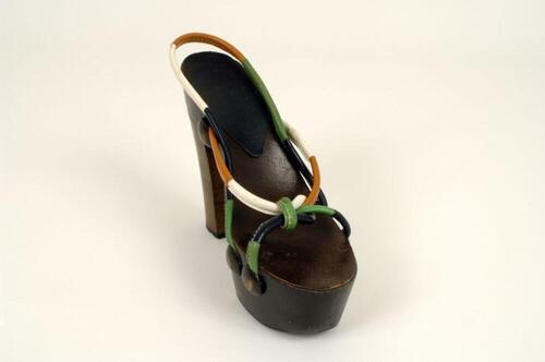 Platform sandalen met houten hak en zool en gekleurde leren bandjes