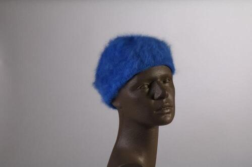 Muts in felblauwe mohair met knoop