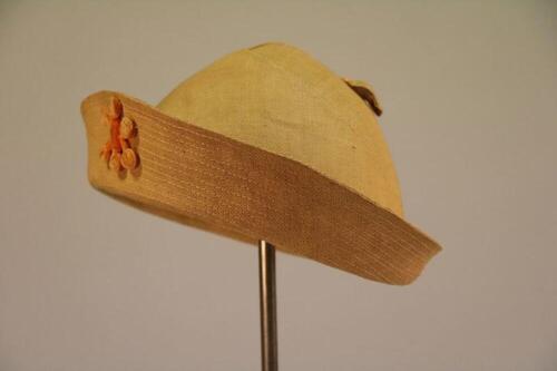 Hoed in natuurkleurige sisal met linten in oranje fluweel