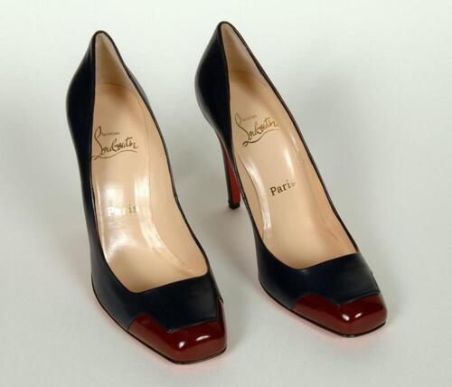 'Lady Grant' pump met rode neus en zool