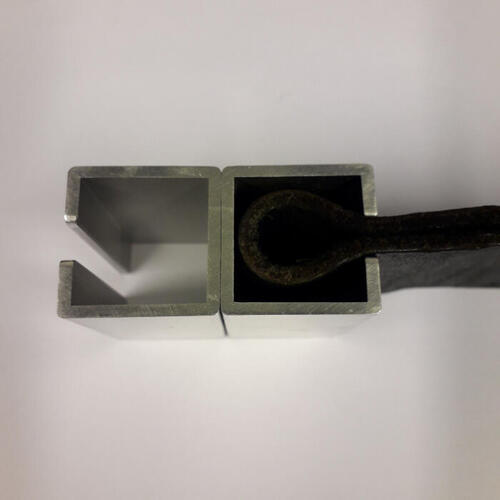 Riem van leer met gesp van aluminium