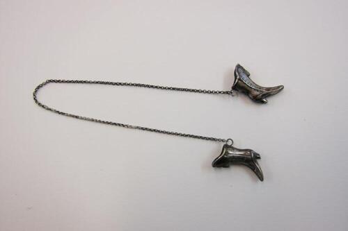 Breinaalbeschermers in zilver in de vorm van laarzen