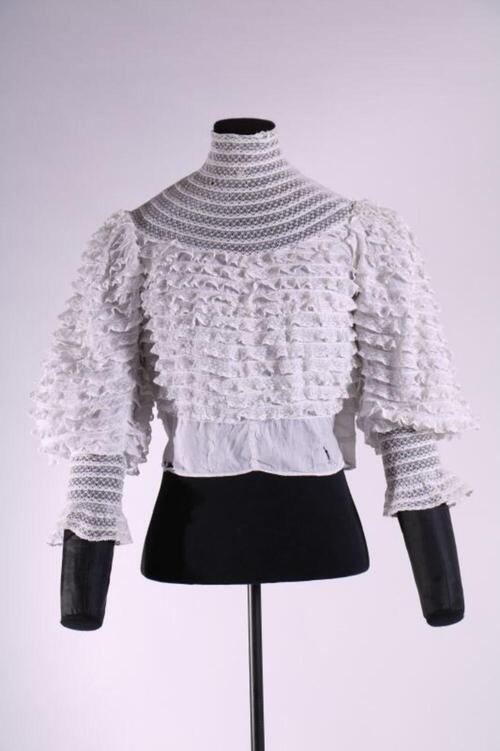Blouse in witte katoen versierd met kant