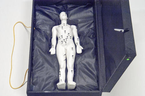 Beeld in de vorm van een man uit de serie Qi