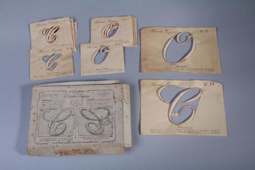 Geborduurde letters in originele doos