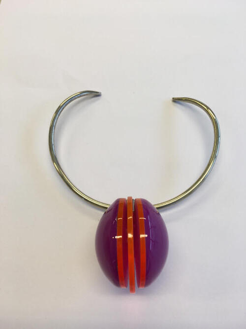 Halssieraad van zilveren buis met perspex hanger