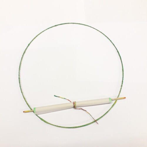Ketting van staaldraad en rolletje papier
