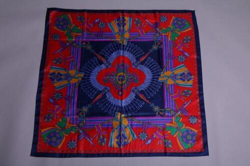 Vierkante foulard met kleurijke print