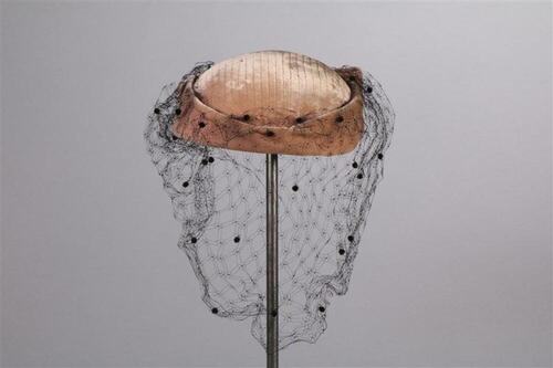 Hoed in oudroze fluweel met strik en zwarte voilette
