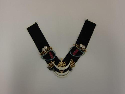 Halsketting uit zwarte ottoman lint met versiering van strasstenen, bellen, ivoorkleurige gebogen…