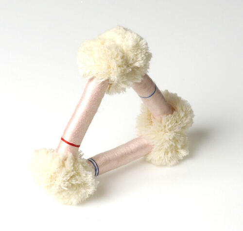 Armband van omwonden strengen draad