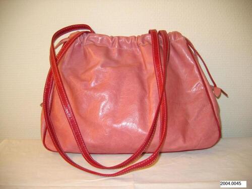 Handtas in roze leer met rode accenten