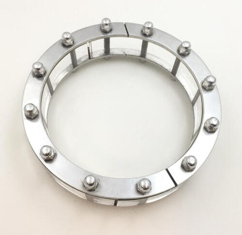 Kraag van perspex en twee aluminium ringen, verbonden met dopmoeren 