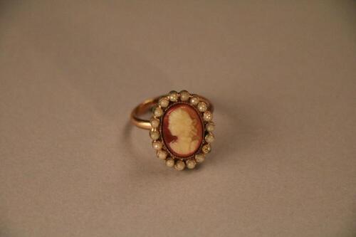 Ring in metaal versierd met uitgesneden camee