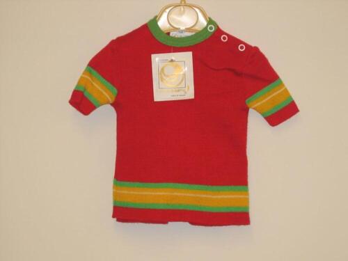 Ensemble bestaande uit T-shirt en broek in rood breiwerk