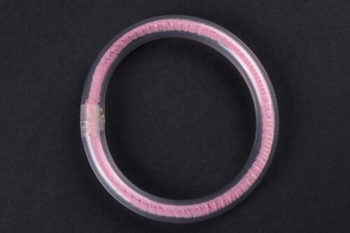 Armband in transparante plastic gevuld met roze chenile