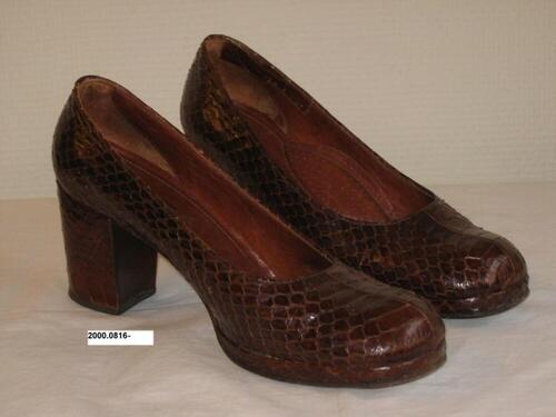 Schoenen in donkerbruin krokodillenleer met brede hak