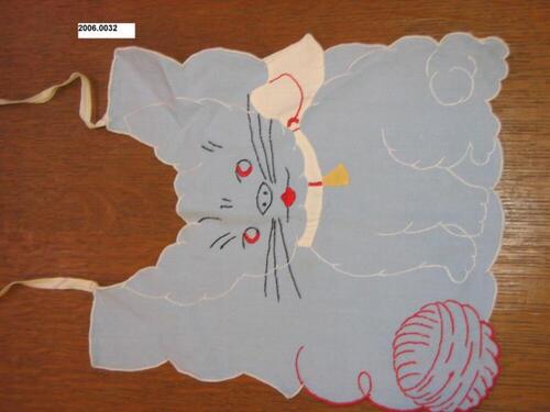 Slab in blauwe katoen versierd met tekening van poes met garenbal