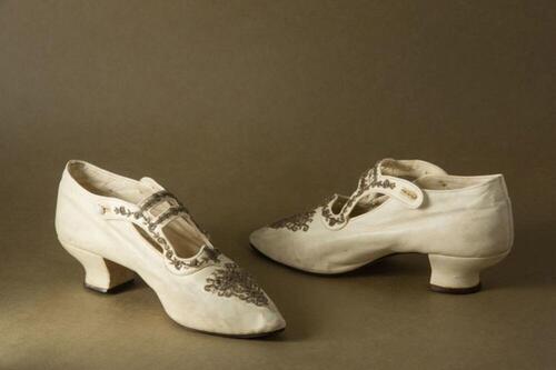Witte, leren damesschoenen met glasparels