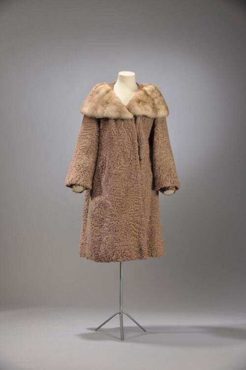 lange beige astrakanmantel