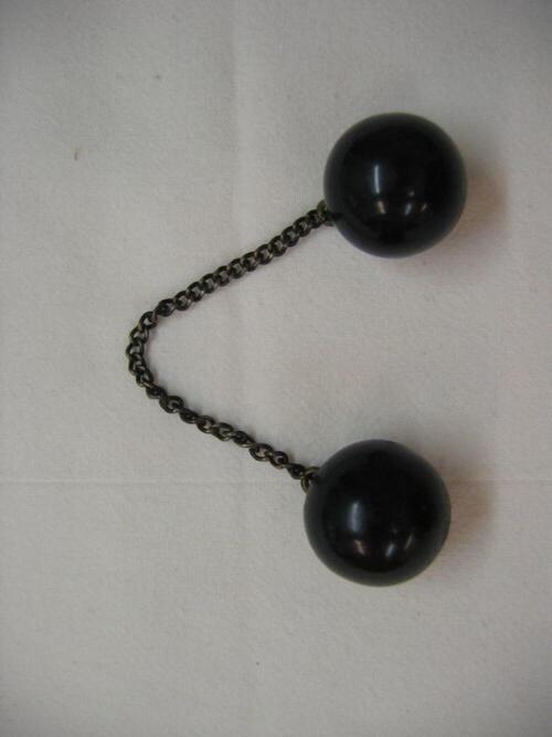 Knoop met twee zwarte bollen en ketting in metaal