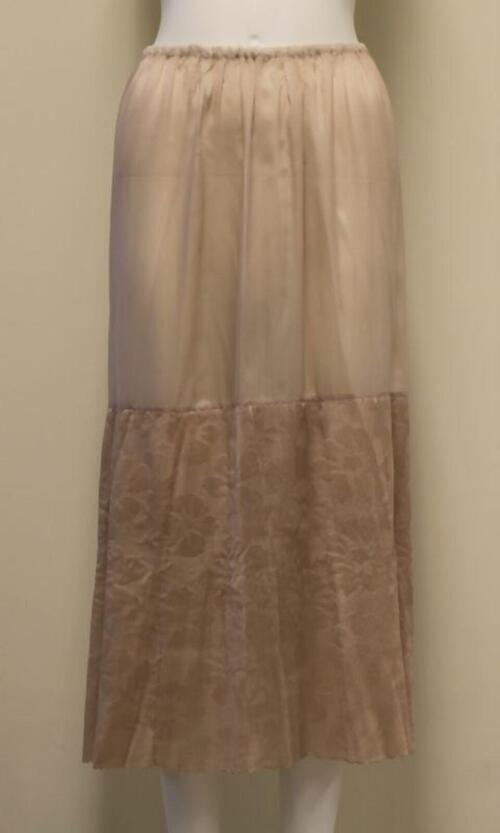 Lange beige onderrok
