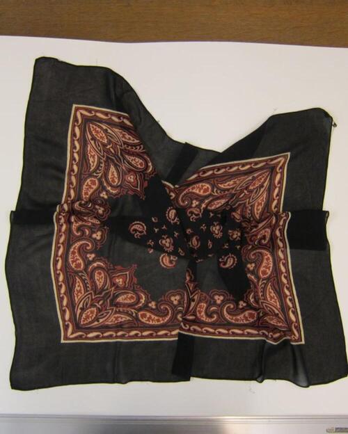 Foulard in zwarte zijden met kasjmiermotief
