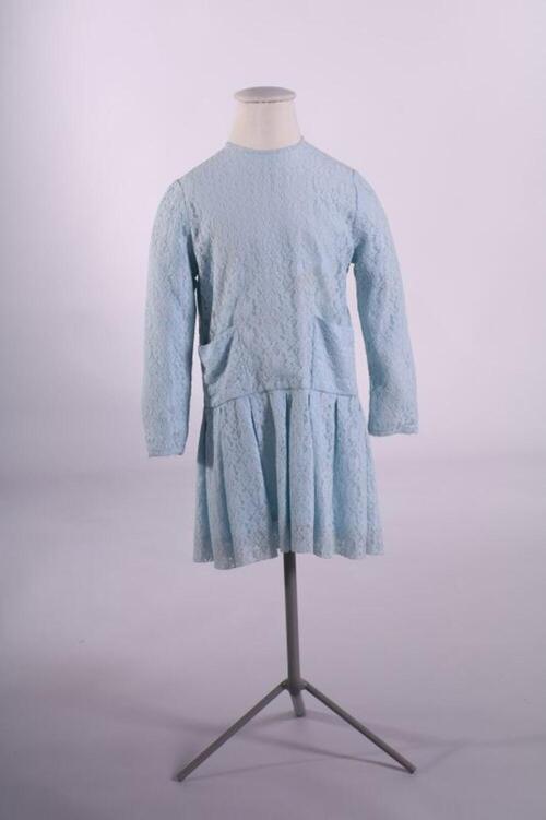 Jurk in blauwe en witte kant met lange mouwen en twee zakken