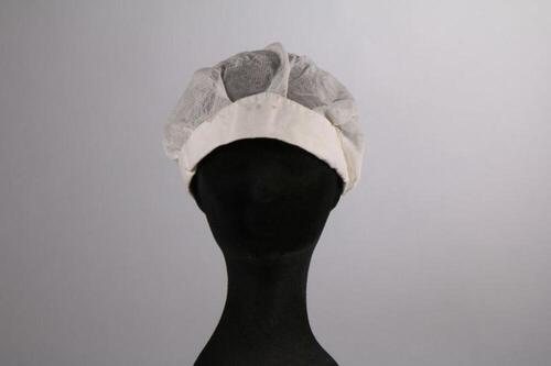 Muts in witte tule met katoenen boord