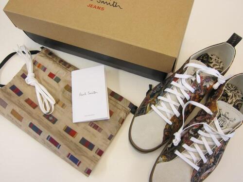 Ensemble bestaande uit herensneakers, schoendoos, schoenenzak en veters