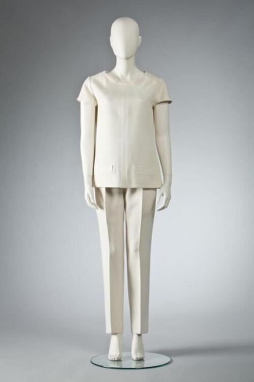 Ensemble bestaande uit T-shirt en broek in ecrukleurige wol