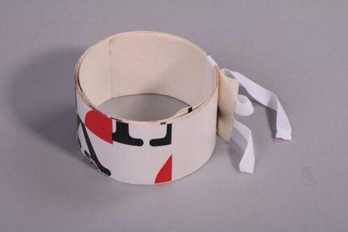 Brede riem van witte tape met een print in rood en zwart