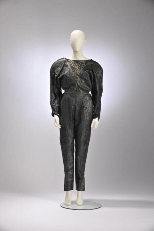 Zwart leren jumpsuit versierd met kant en strassteentjes
