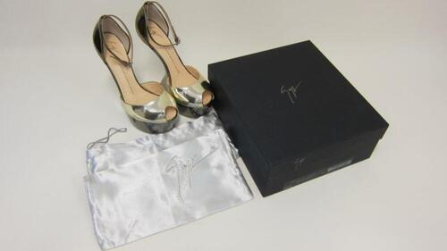 Metalickleurige hoge open sandalen met uitgesneden sleehak, zak en schoenendoos