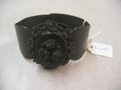 Zwarte celluloid armband met bloemen op medaillon