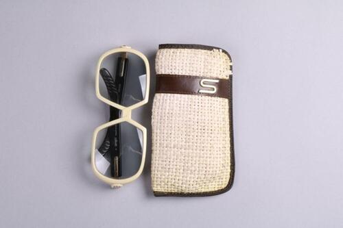 Ensemble bestaande uit zonnebril in ecru en zwart plastic met etui in naturel riet
