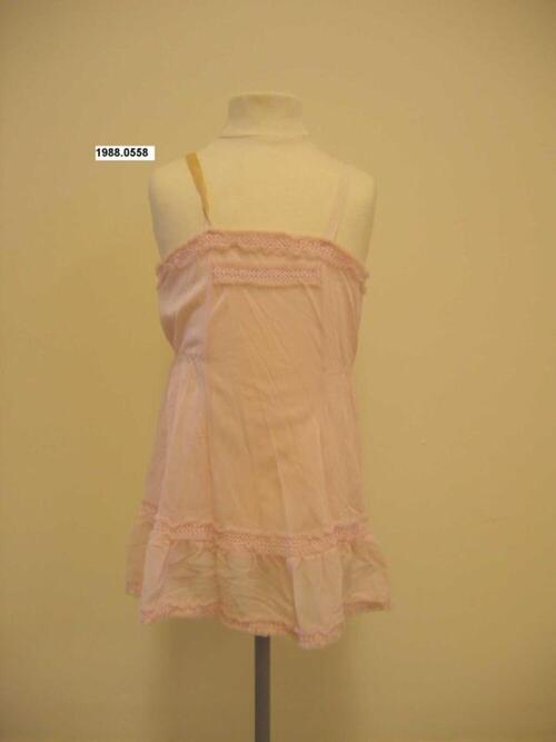 Onderjurk in roze perlon en met geborduurd lint versierd