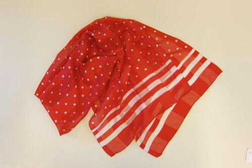 Foulard in rode polyester met witte bollen en strepen